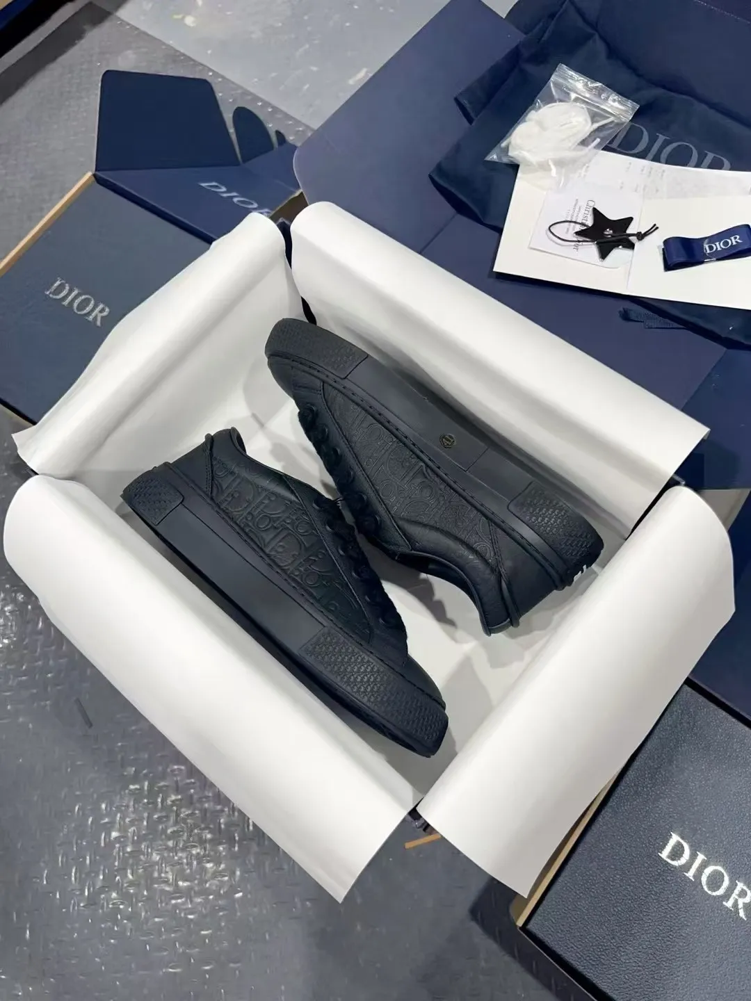 👟👟Ex-factory price 560👟👟 𝐃𝐢𝐨𝐫 𝐱 𝐒𝐭𝐨𝐧𝐞 𝐈𝐬𝐥𝐚𝐧𝐝 𝐁𝟯𝟯 Dior co-branded Stone Island new casual sports shoes Skateboard shoes 111111111 This B33 sneaker comes from the DIOR AND STONE ISLAND limited series. It is a new interpretation of the classic tennis shoe. The fashionable silhouette highlights the heavy texture. The black-dyed cotton has a delicate wash and soft texture, and is finished with the classic Oblique print on the sides, paying homage to the exceptional craftsmanship of the exclusive collaboration. The tongue is embossed with the Dior signature, while cannage panels on the front, DIOR AND STONE ISLAND signature on the back and insole. The rubber outsole features the Dior Oblique pattern, while a contrasting Dior 30 Avenue Montaigne signature on the rear adds style. It can add a modern touch to various casual looks, and can also be matched with other DIOR AND STONE ISLAND items. Exquisite packaging at the delivery counter🛍📦 Customized cowhide material, sheepskin lining, original molded outsole Size: 35-45